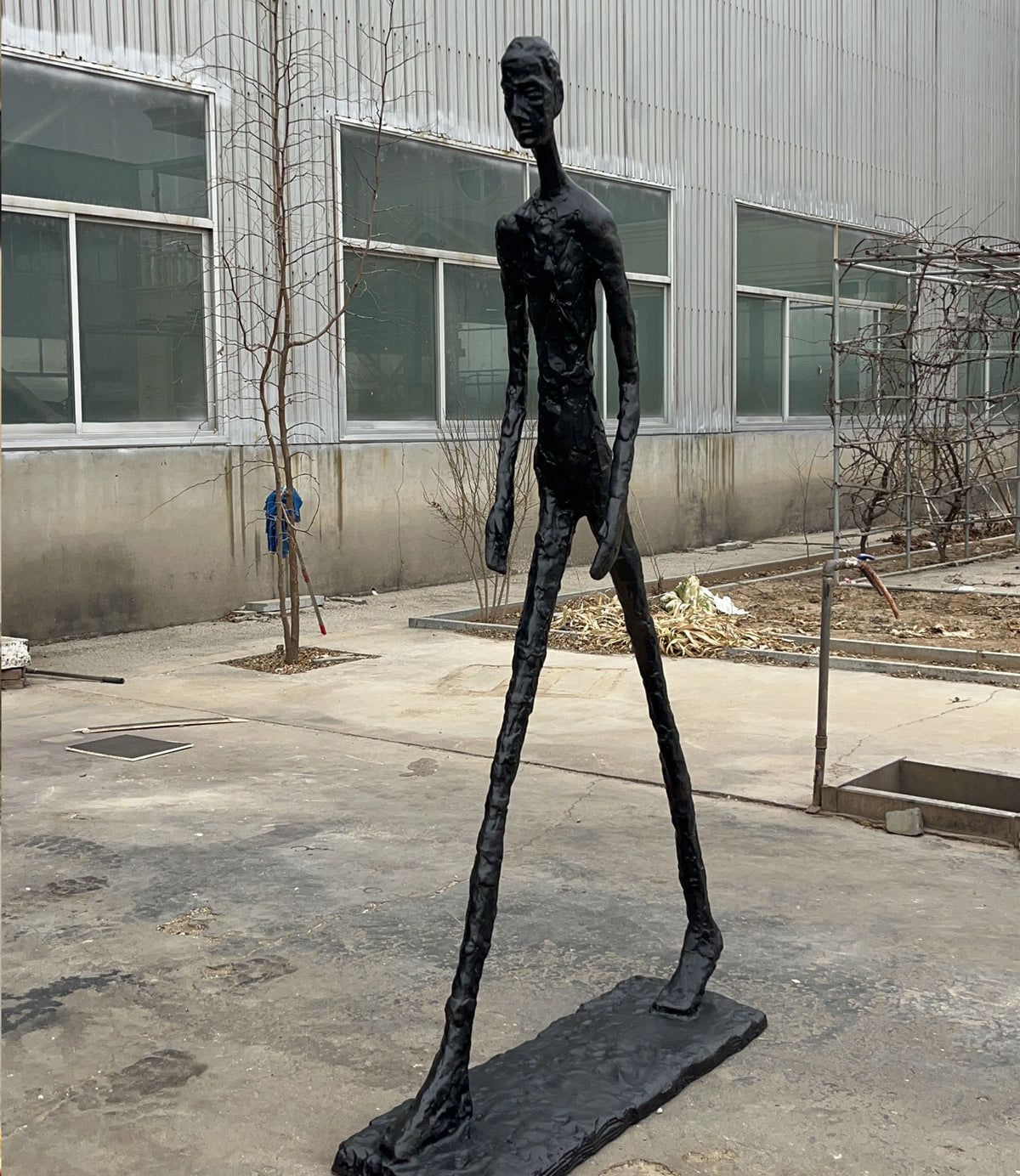Bronzeskulptur Schreitender, abstrahiert, Höhe 165 cm
