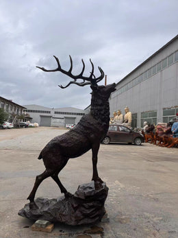 Bronzeskulptur Hirsch auf Felssockel, Höhe 200 cm, Ansicht 2