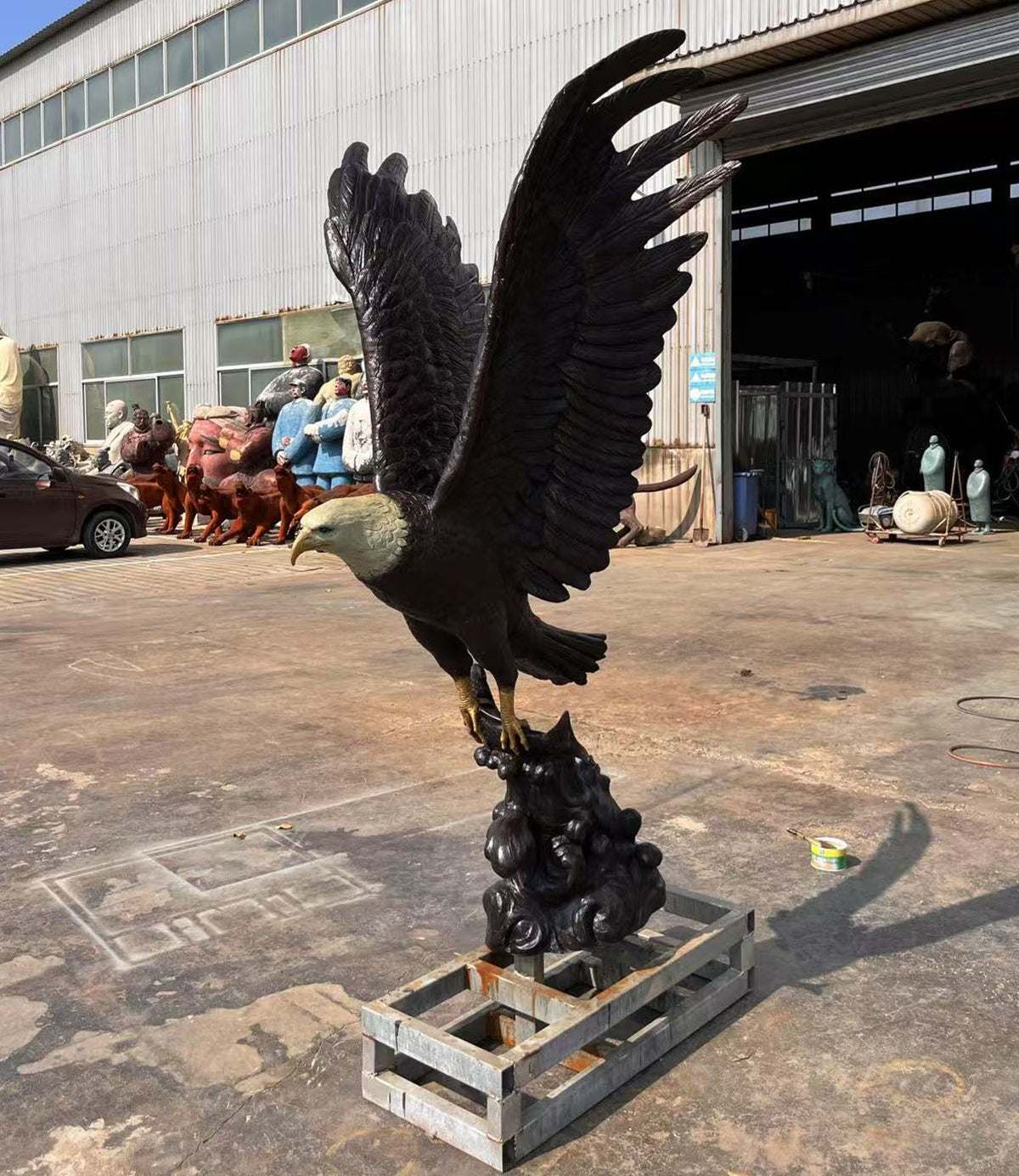 Bronzeskulptur Adler mit ausgebreiteten Schwingen, Höhe 200 cm