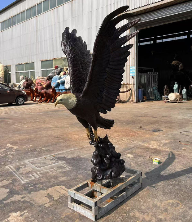 Bronzeskulptur Adler mit ausgebreiteten Schwingen, Höhe 200 cm