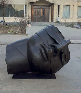 Bronzeskulptur verhülltes Gesicht, Länge 105 cm, Ansicht 1