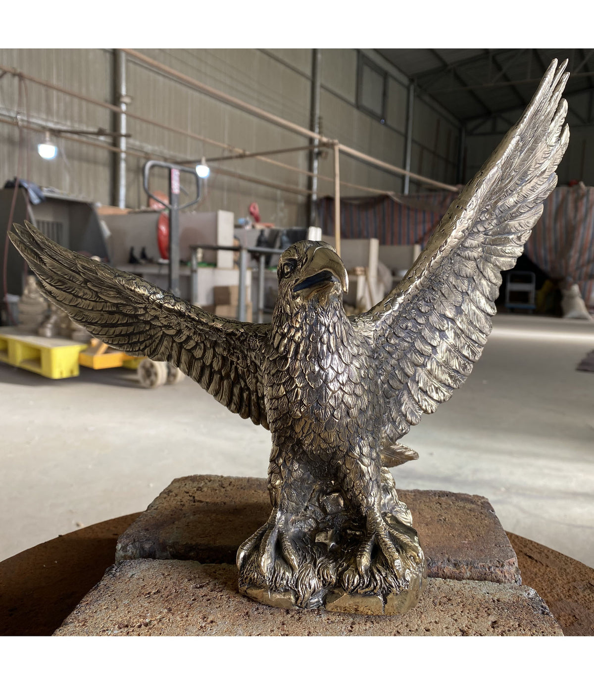 Bronzeskulptur Adler auf Felssockel, Höhe 35 cm