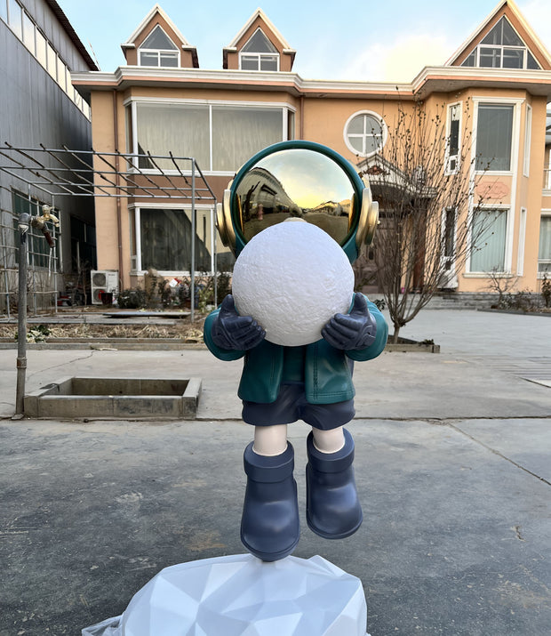Skulptur Astronaut mit Mond, GFK, Höhe 160 cm