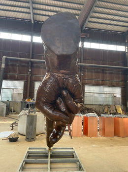 Bronzeskulptur Hand, auf einem Finger balancierend, Höhe 300 cm, Ansicht 2