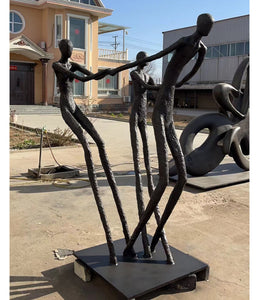 Bronzeskulptur drei Figuren Hand in Hand, Höhe 200 cm, Ansicht 1