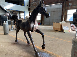 Bronzeskulptur Araberpferd im Schritt, Länge 280 cm, Ansicht 3