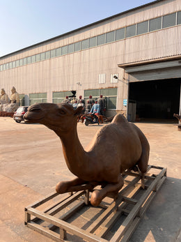 Bronzeskulptur liegendes Kamel, Länge 260 cm, Ansicht 3