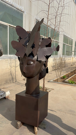 Bronzeskulptur Frauenkopf mit Schmetterlingen, Höhe 200 cm, Ansicht 2