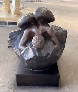 Bronzeskulptur gefallener Engel auf Fels, Höhe 150 cm, Ansicht 3