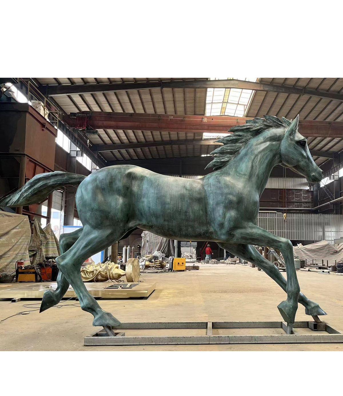 Bronzeskulptur galoppierendes Pferd, Länge 300 cm