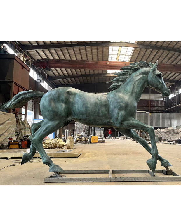 Bronzeskulptur galoppierendes Pferd, Länge 300 cm