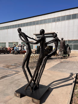 Bronzeskulptur drei Figuren Hand in Hand, Höhe 200 cm, Ansicht 4