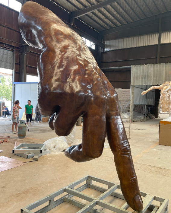 Bronzeskulptur Hand, auf einem Finger balancierend, Höhe 300 cm