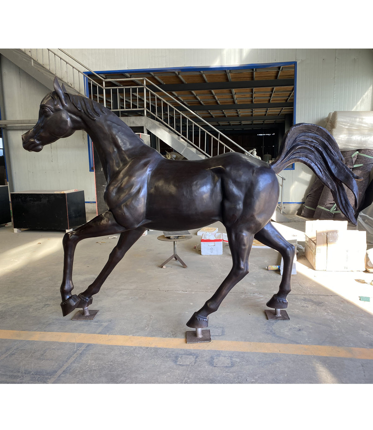 Bronzeskulptur Araberpferd im Schritt, Länge 280 cm