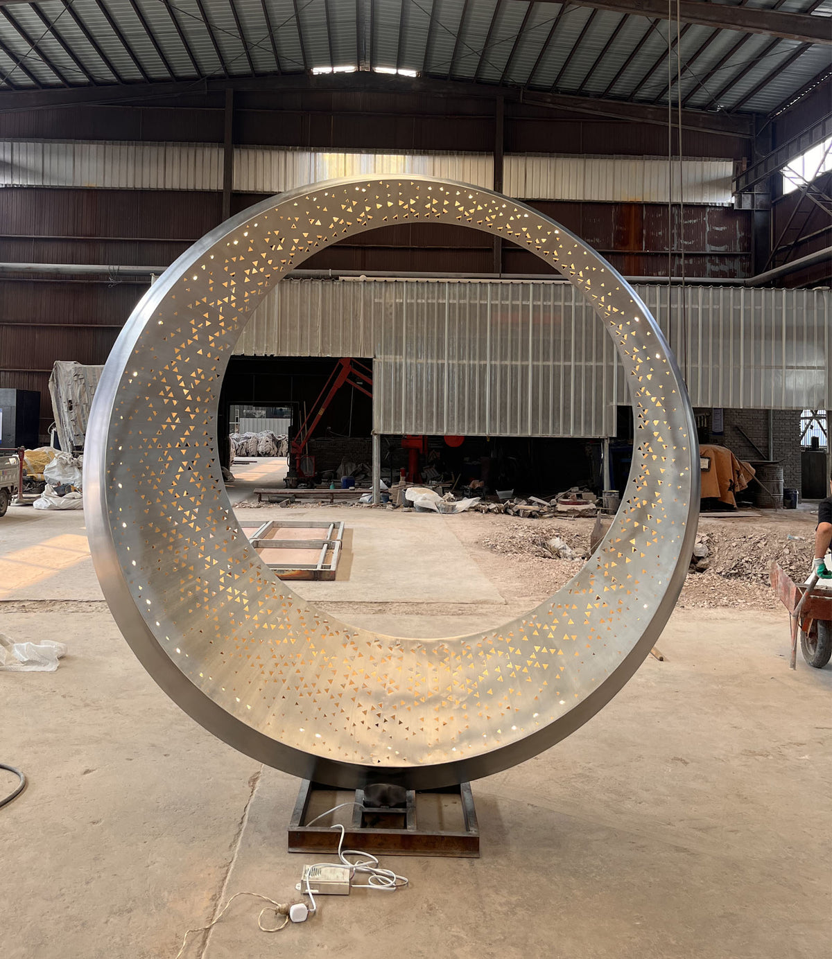 Edelstahlskulptur Lichtring, beleuchtet, Höhe 300 cm