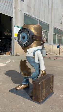 Bronzeskulptur Reisender mit Koffer, durchbrochen, Höhe 150 cm, Ansicht 3
