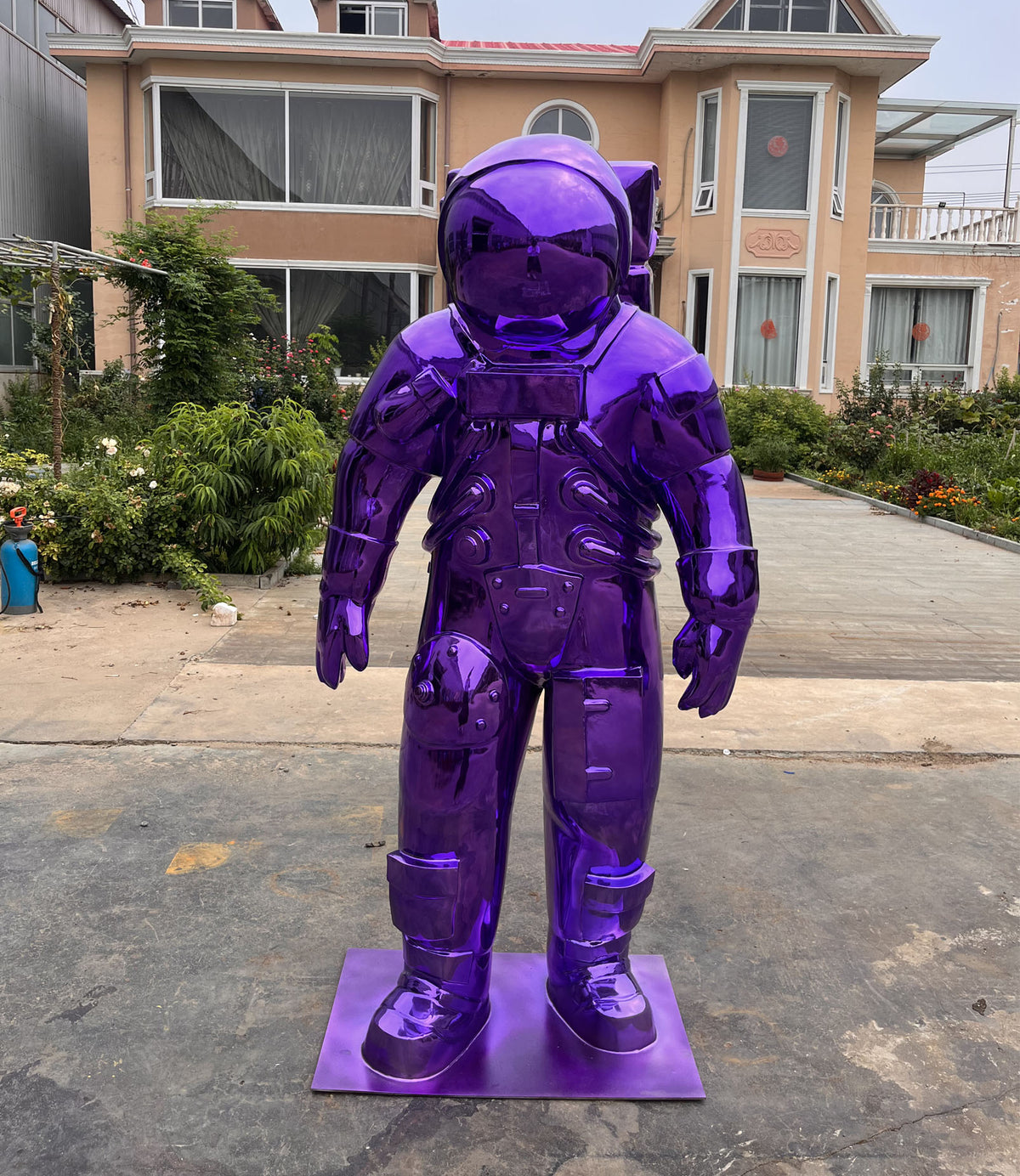 Edelstahlskulptur Astronaut, violett verspiegelt, Höhe 180 cm