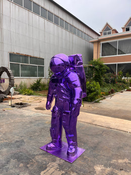 Edelstahlskulptur Astronaut, violett verspiegelt, Höhe 180 cm, Ansicht 3