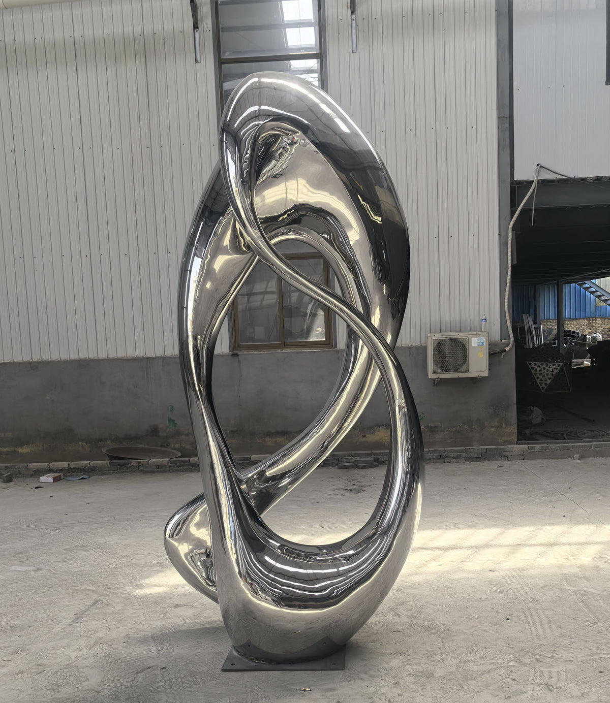 Edelstahlskulptur fließende Bänder, Höhe 300 cm