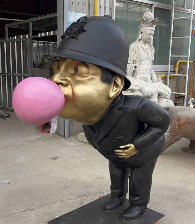 Bronzeskulptur Polizist im Comicstil, Höhe 160 cm