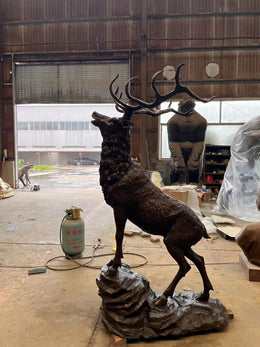 Bronzeskulptur Hirsch auf Felssockel, Höhe 200 cm, Ansicht 4