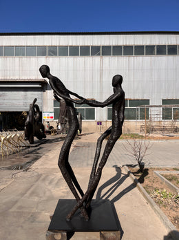 Bronzeskulptur drei Figuren Hand in Hand, Höhe 200 cm, Ansicht 2