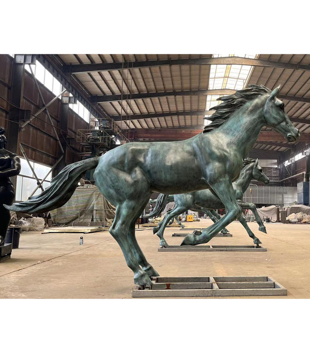 Bronzeskulptur Pferd im Galopp, Variante mit gesenktem Kopf, Länge 300 cm