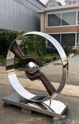 Skulptur Ring mit Händen und Kugel, Edelstahl und Bronze, Höhe 160 cm, Ansicht 5
