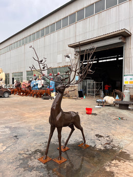 Bronzeskulptur Hirsch mit Geweih aus Ästen, Höhe 200 cm, Ansicht 3