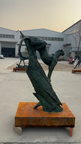 Bronzeskulptur Gepard am Baumstamm, Höhe 170 cm, Ansicht 3