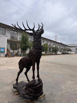 Bronzeskulptur Hirsch auf Felssockel, Höhe 200 cm, Ansicht 3