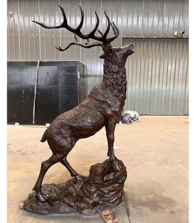 Bronzeskulptur Hirsch auf Felssockel, Höhe 200 cm