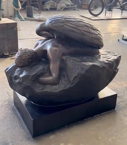 Bronzeskulptur gefallener Engel auf Fels, Höhe 150 cm, Ansicht 4