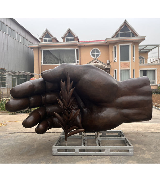 Bronzeskulptur Hände mit Setzling, Länge 300 cm