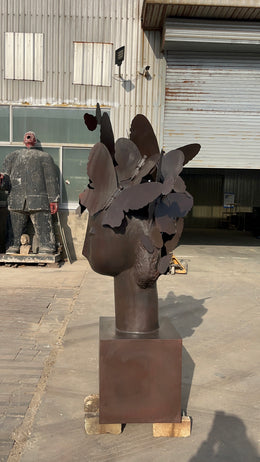 Bronzeskulptur Frauenkopf mit Schmetterlingen, Höhe 200 cm, Ansicht 4