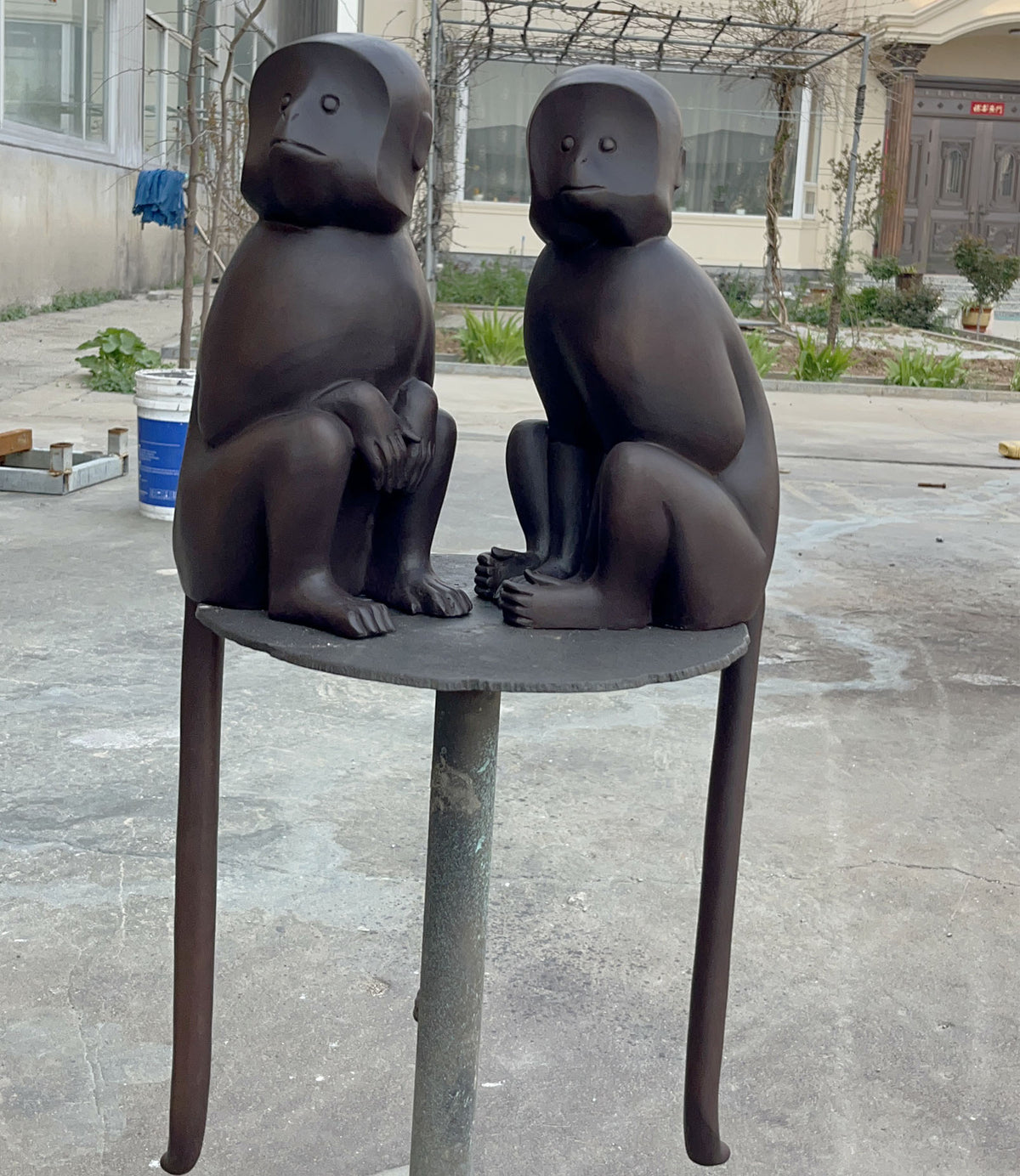 Bronzeskulptur Affenpaar, abstrahiert, Höhe 72 cm