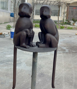 Bronzeskulptur Affenpaar, abstrahiert, Höhe 72 cm, Ansicht 1