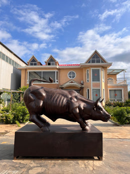 Bronzeskulptur Stier im Angriff, Länge 250 cm, Ansicht 2