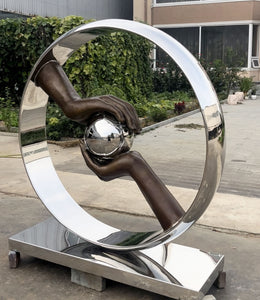 Skulptur Ring mit Händen und Kugel, Edelstahl und Bronze, Höhe 160 cm, Ansicht 1