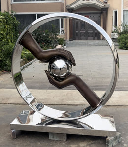 Skulptur Ring mit Händen und Kugel, Edelstahl und Bronze, Höhe 160 cm, Ansicht 3
