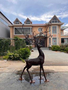 Bronzeskulptur Hirsch mit Geweih aus Ästen, Höhe 200 cm, Ansicht 2
