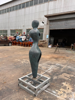 Bronzeskulptur weibliche Figur mit Durchbrüchen, Höhe 180 cm, Ansicht 4