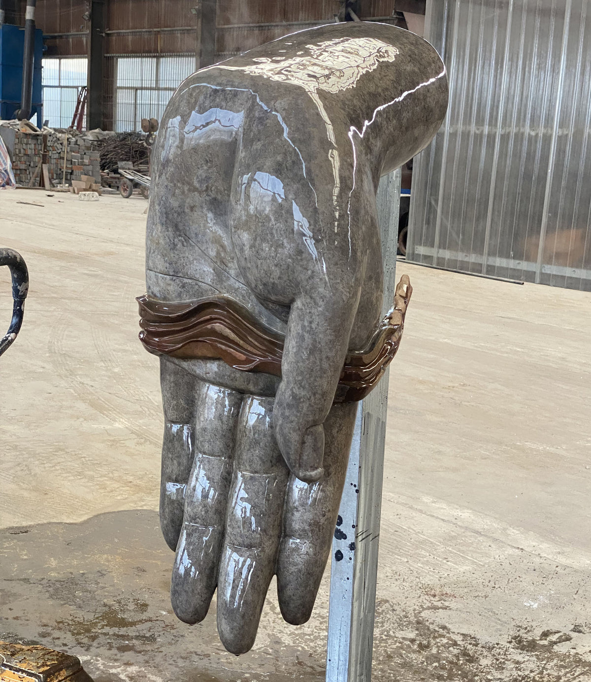 Bronzeskulptur Hand mit Wellenrelief, Höhe 170 cm