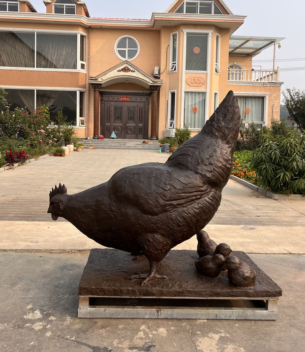 Bronzeskulptur Henne mit Küken, Höhe 130 cm