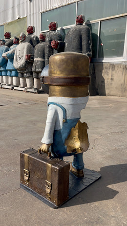 Bronzeskulptur Reisender mit Koffer, durchbrochen, Höhe 150 cm, Ansicht 4