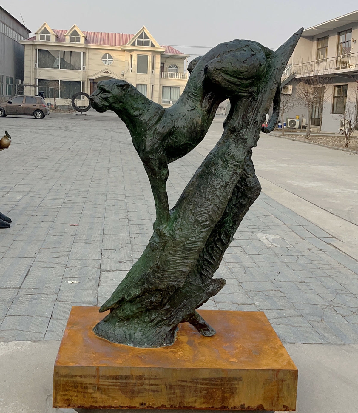 Bronzeskulptur Gepard am Baumstamm, Höhe 170 cm