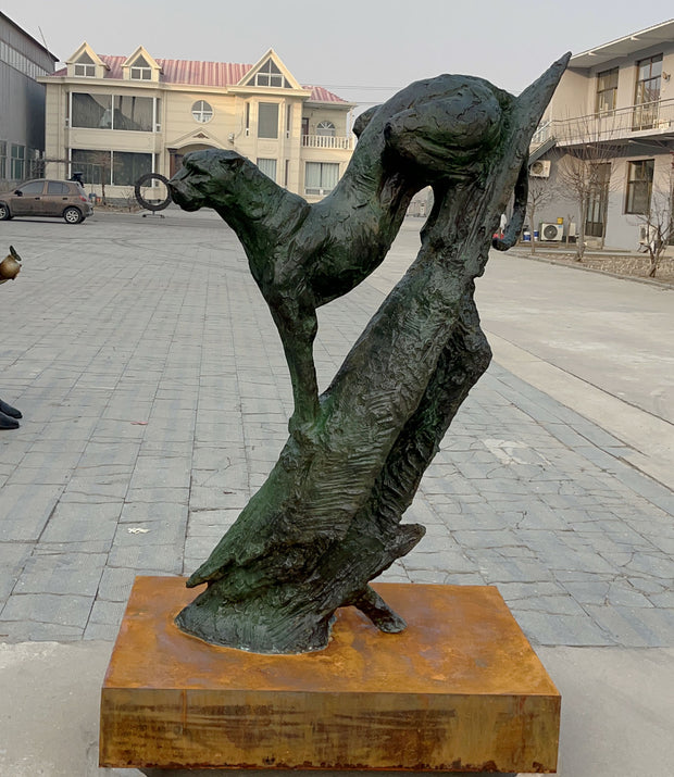 Bronzeskulptur Gepard am Baumstamm, Höhe 170 cm