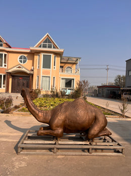 Bronzeskulptur liegendes Kamel, Länge 260 cm, Ansicht 2