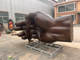 Bronzeskulptur Hände mit Setzling, Länge 300 cm, Ansicht 2