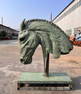 Bronzeskulptur Pferdekopf, Höhe 180 cm, Ansicht 1